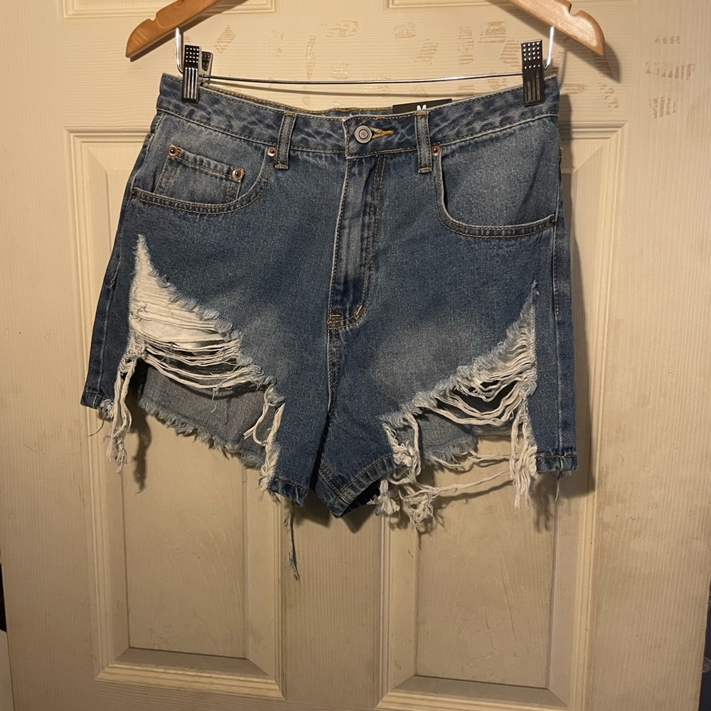 Fashion move ripped jean shorts